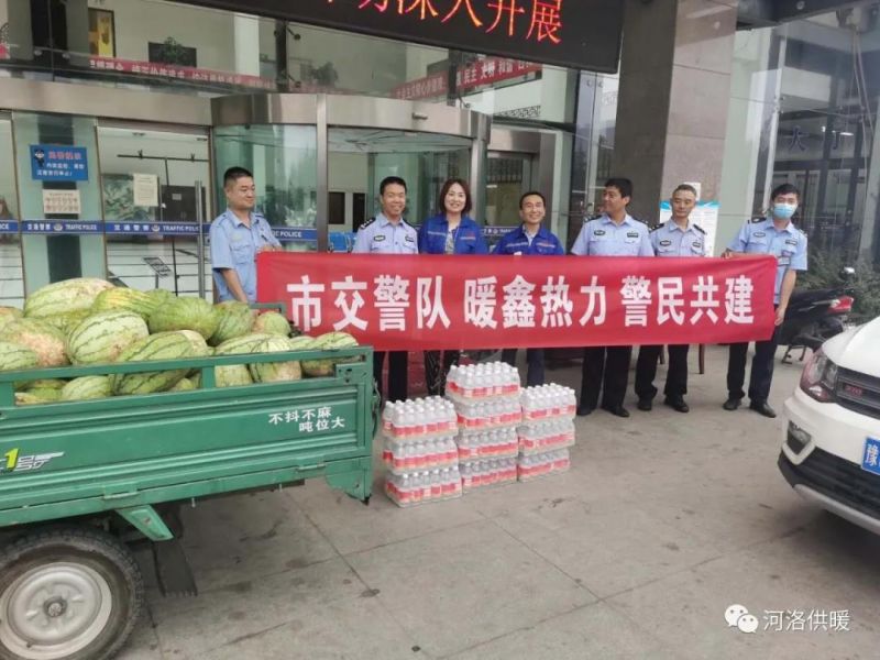 高溫下交警執(zhí)勤忙，暖鑫熱力送瓜送水送清涼